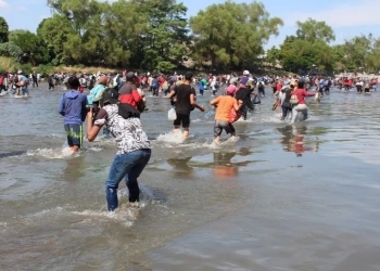 Cientos de migrantes burlan el cerco de la Guardia Nacional