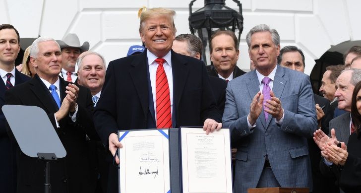 Trump firma ley para implementar en EEUU el T-MEC con México y Canadá