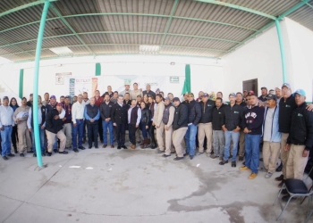 Entrega gobernador uniformes a empleados de La Laguna