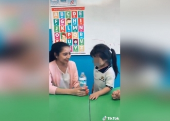 Maestra de kínder hace pesada broma a niña para video de TikTok; la corren