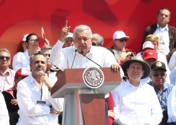 Promete AMLO adaptar contratos a reforma laboral