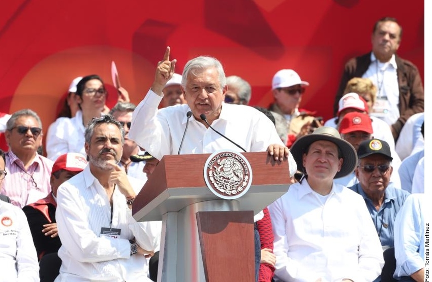 Promete AMLO adaptar contratos a reforma laboral