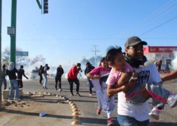 Policía desaloja con gases a normalistas y familiares de los 43