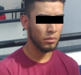 Forcejea con policía y le daña cámara