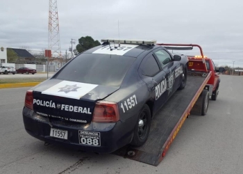 Por falla eléctrica se incendia patrulla