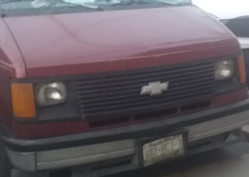 Olvida camioneta en centro comercial y la reporta robada