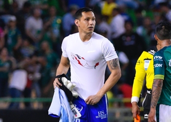 Portero de León muestra playera de apoyo a mujeres