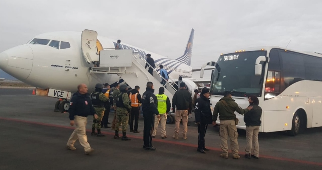 Envío masivo de migrantes en avión