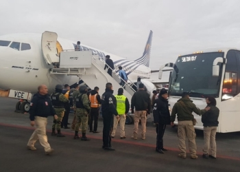 Envío masivo de  migrantes en avión