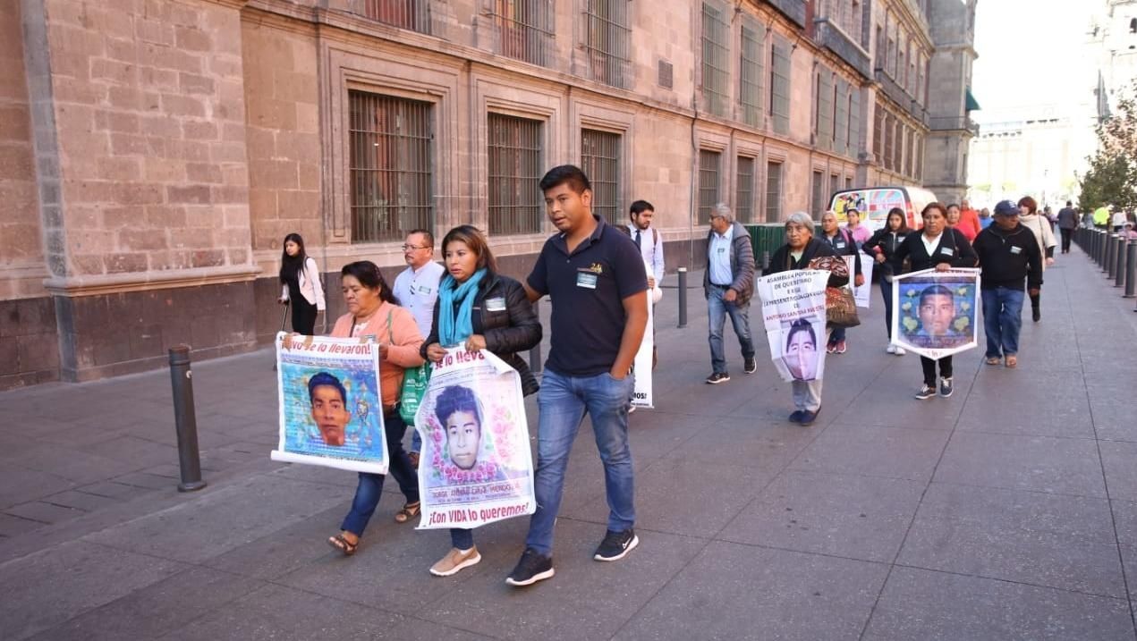 Se reúne AMLO con padres de los 43 en Palacio Nacional de CDMX