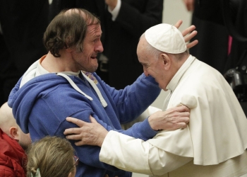 Hombre le da un beso en la frente al papa Francisco