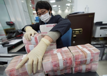 China ‘lava’ dinero para evitar contagios de coronavirus