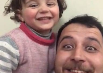 Padre inventa un juego para su hija de 4 años, para distraerla de las bombas que caen en Siria (VIDEO)