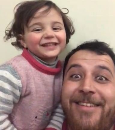 Padre inventa un juego para su hija de 4 años, para distraerla de las bombas que caen en Siria (VIDEO)