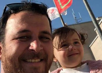 Tras video viral en el que ríen con bombas, niña escapa de Siria con su padre