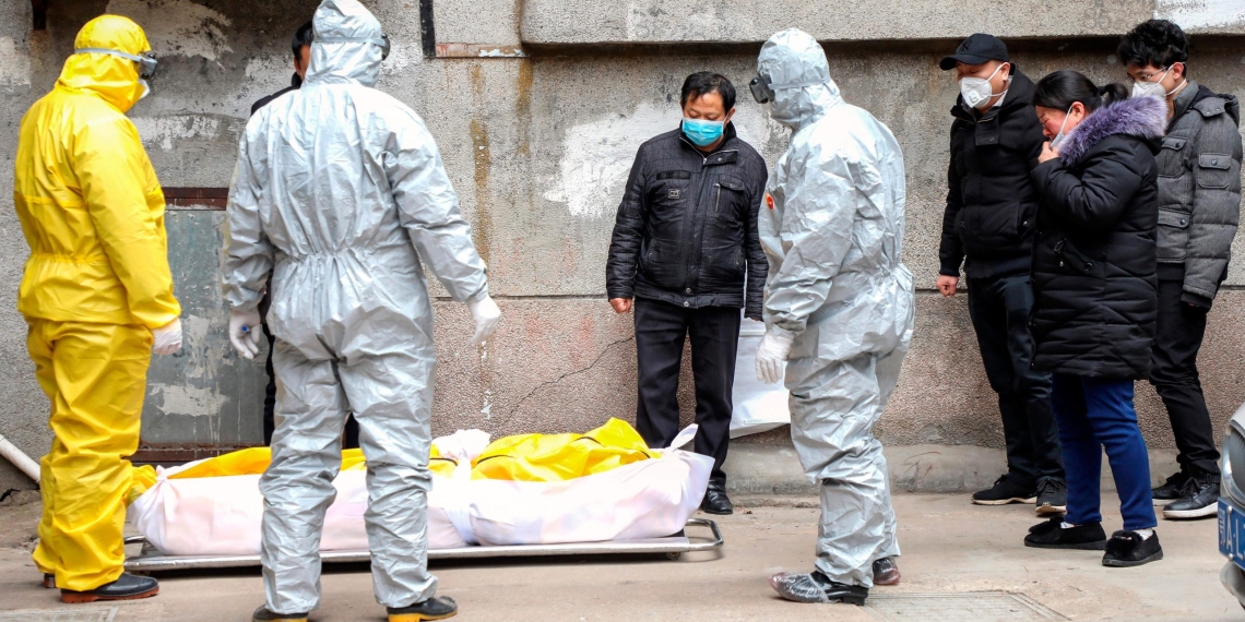 China prohíbe funerales y establece protocolo para muertos por coronavirus