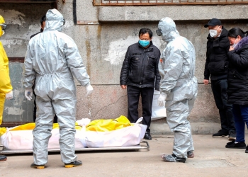 China prohíbe funerales y establece protocolo para muertos por coronavirus