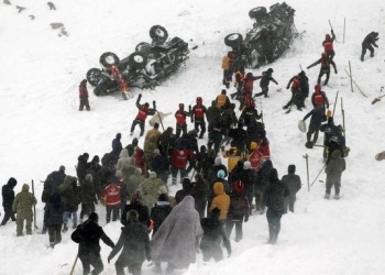 Rescatistas de Turquía atienden llamada por avalancha y son enterrados por otra