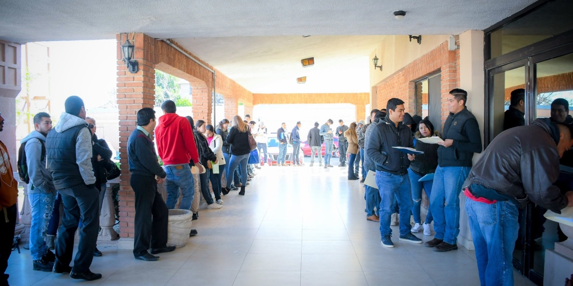 Realizan primera feria del empleo del 2020