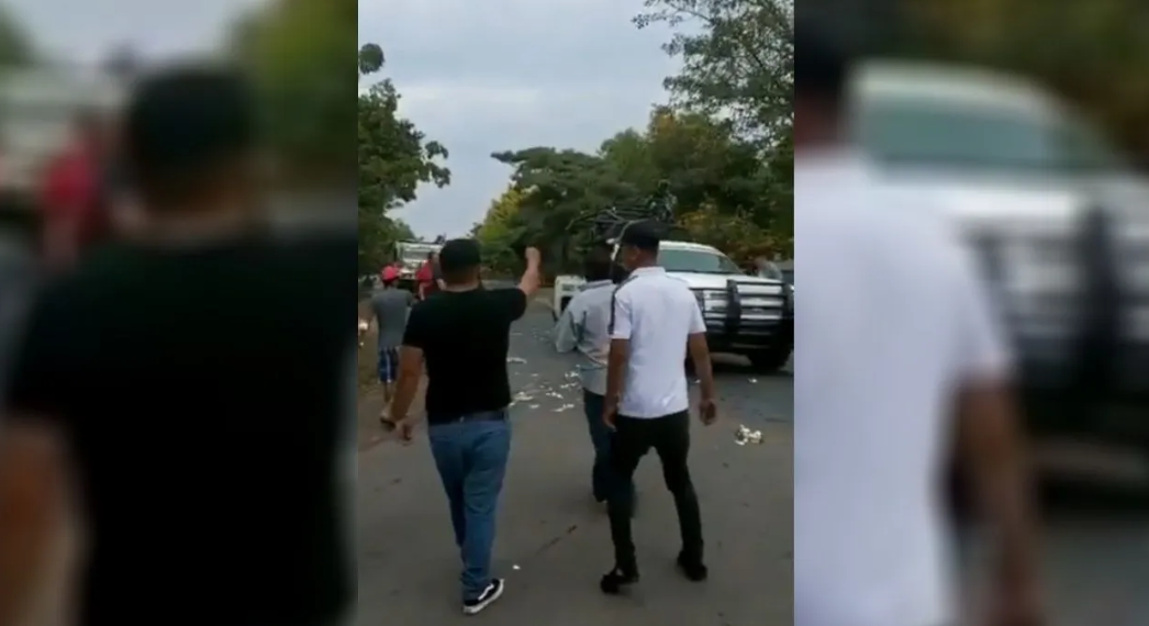 Corren a huevazos a soldados de la Guardia Nacional (Video)