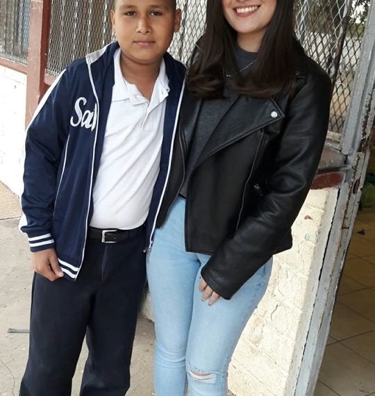 Maestra ayudó a alumno en concurso luego de que compañeras lo rechazaran