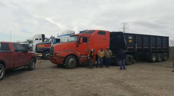 Paralizan acarreos de Carbón por falta de pago de MICARE