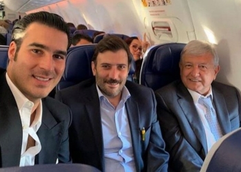 #EsUnHonorVolarConObrador replican a familia que bajó de avión por AMLO
