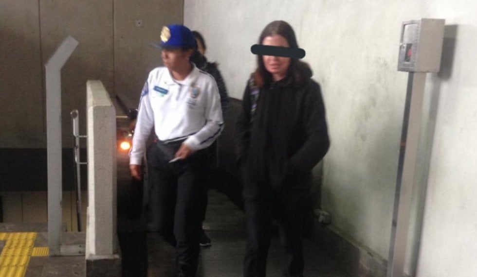 Detienen a mujer por manosear a un joven en el Metro de CDMX