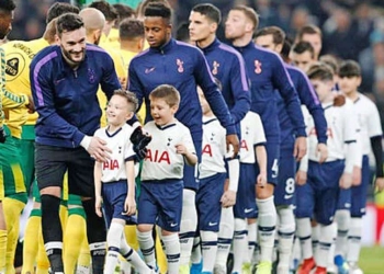 La Premier, criticada por cobrar para que niños salgan al campo con el club