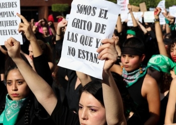 Critica AMLO a conservadores por ‘agarrar bandera’ de feministas