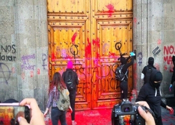 Mujeres protestan contra feminicidios afuera de Palacio Nacional