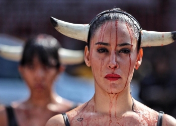 Activistas protestan contra la tauromaquia, con ‘performance’