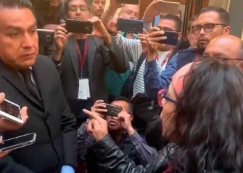 Reportero pide indagar a quienes financian el paro; desata pleito en la Mañanera