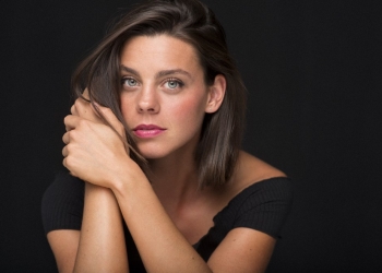 La actriz Claudia Alvarado apoya en un hospital de España