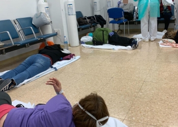 Abarrotan enfermos de coronavirus en hospital y los acuestan en el suelo