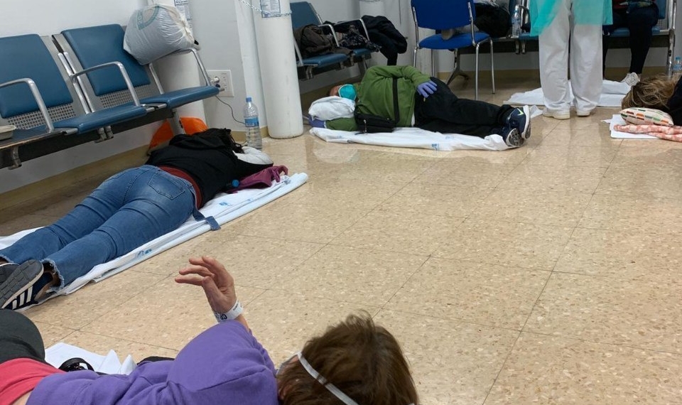 Abarrotan enfermos de coronavirus en hospital y los acuestan en el suelo