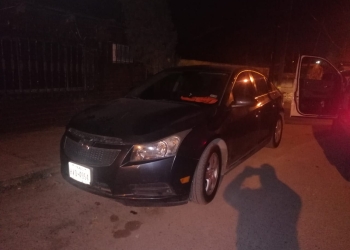 Propietario de vehículo utilizado en asaltos se presenta en edificio de la FGE
