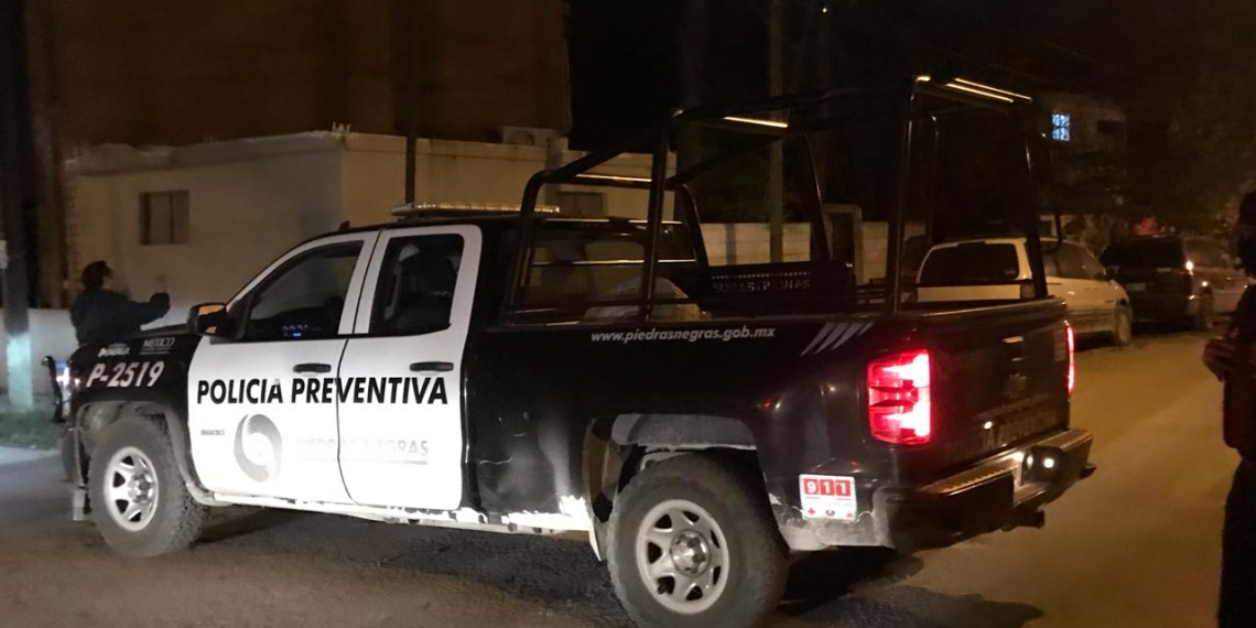 Detienen a sujeto por amenazas; también agrede a policías