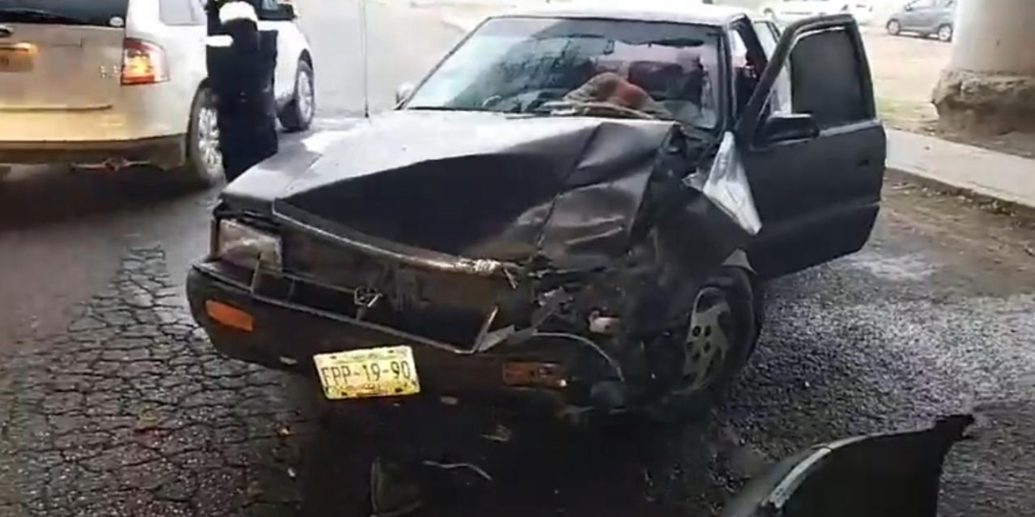 Choque frontal deja un lesionado y daños cuantiosos