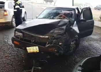 Choque frontal deja un lesionado y daños cuantiosos