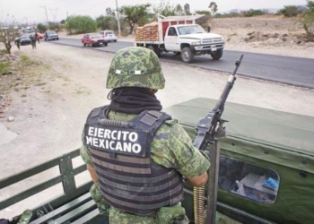 Localiza Ejército Mexicano cartuchos cargadores droga y dos motocicletas en brecha
