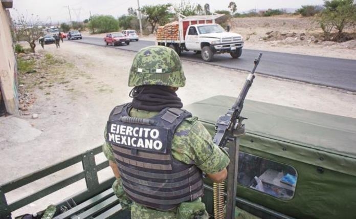 Localiza Ejército Mexicano cartuchos cargadores droga y dos motocicletas en brecha