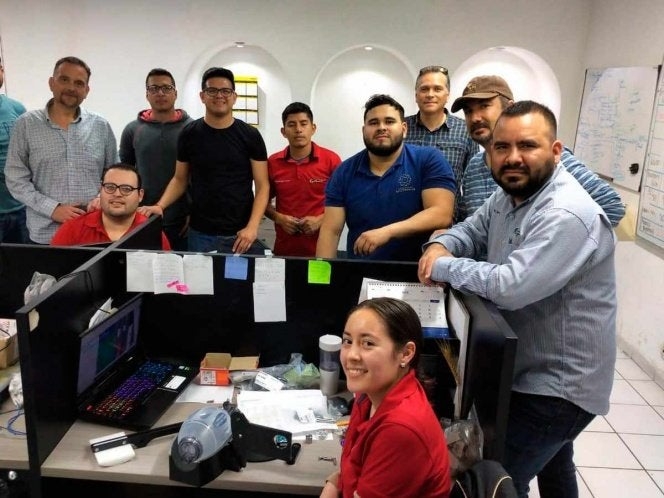 Jóvenes sonorenses buscan ayuda para replica de respirador