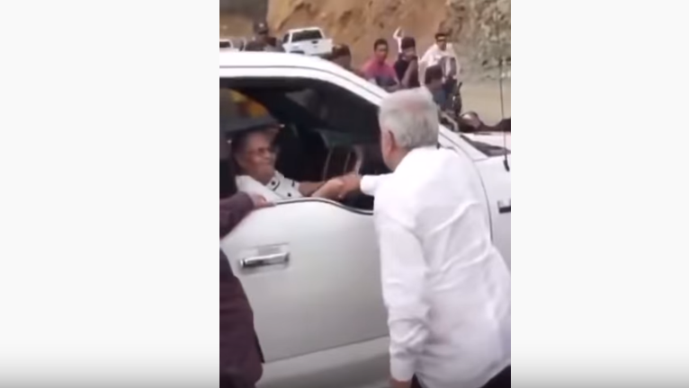 Tunden a AMLO por saludar a mamá de ‘El Chapo’