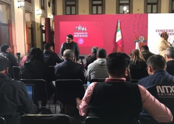 Por 9M, mujeres paran en la conferencia matutina de AMLO