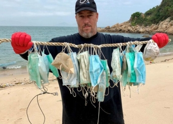 Cubrebocas están contaminando playas y mares