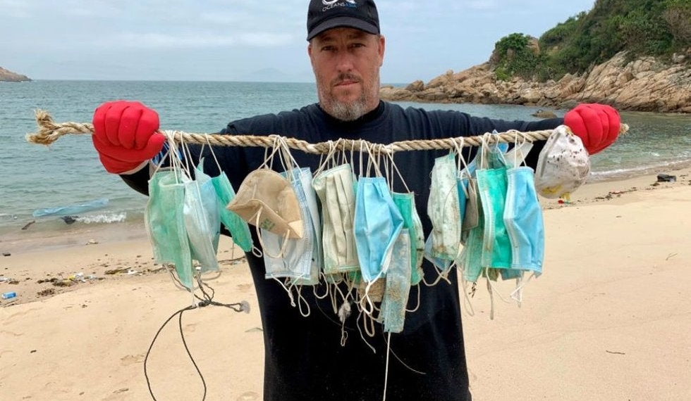 Cubrebocas están contaminando playas y mares