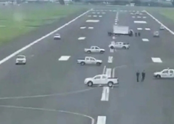 Estacionan camionetas en pista para impedir llegada de vuelo de España a Ecuador