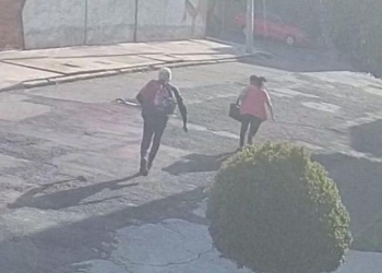 Graban a hombre encapuchado que ataca mujeres con pala en Morelia
