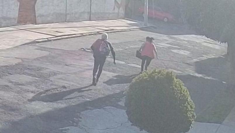 Graban a hombre encapuchado que ataca mujeres con pala en Morelia